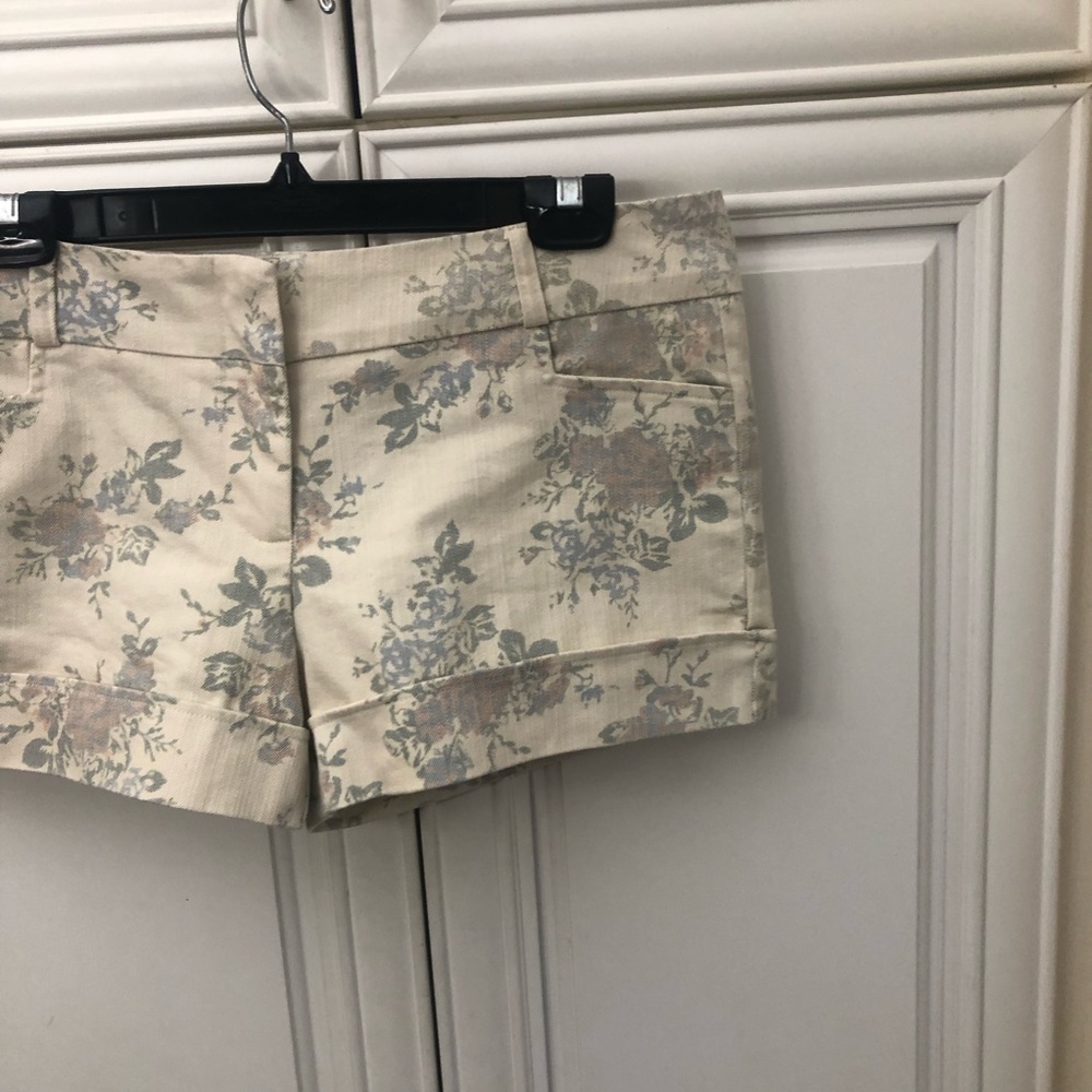 Urban Behavior women’s short floral shorts - Picture 2 of 7
